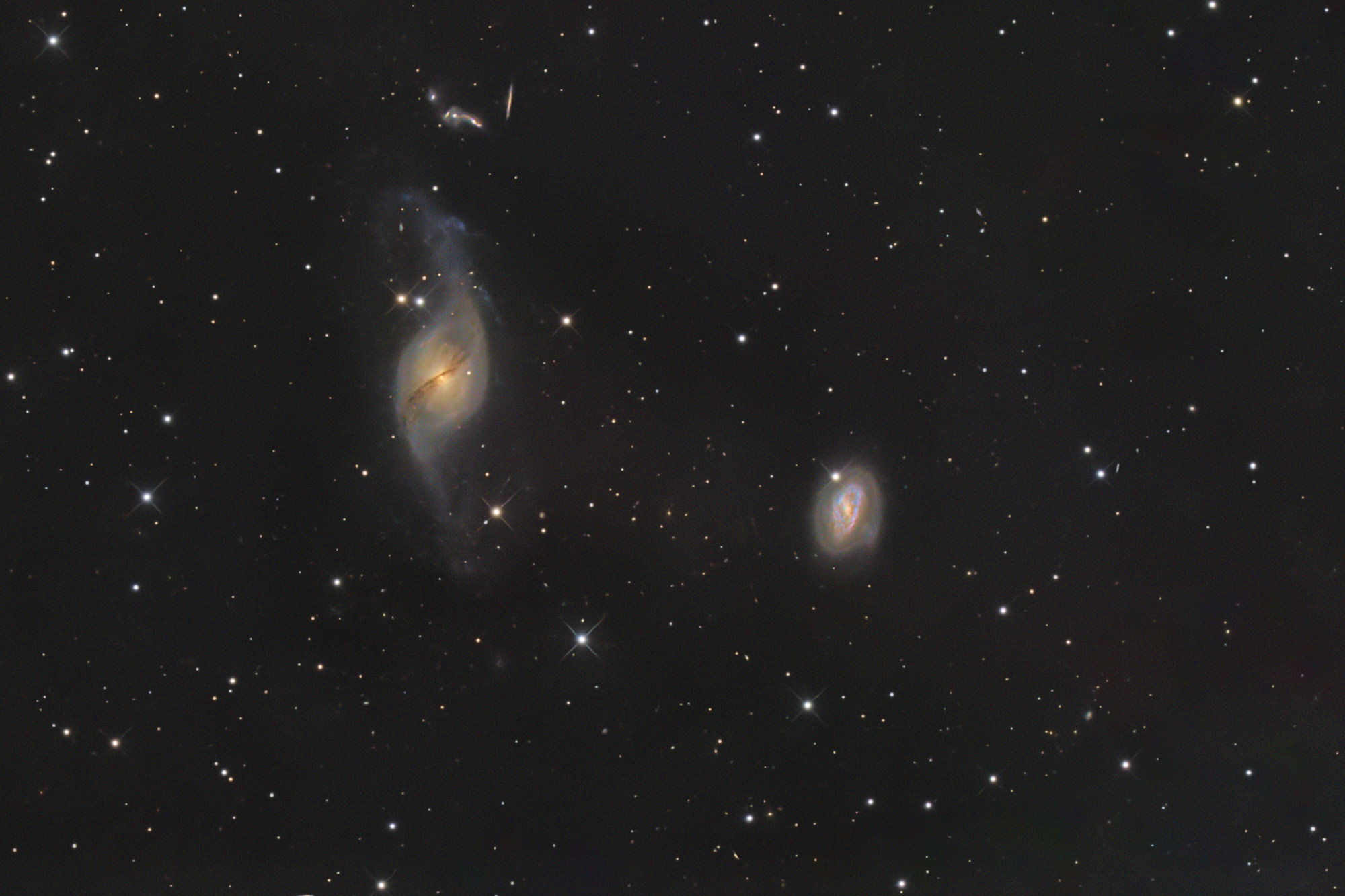 NGC 3718, auch bekannt als Arp 214 befindet sich im Sternbild Großer Bär (Ursa Major). Die markante S-Form wird auf eine gravitative Wechselwirkung mit der benachbarten Spiralgalaxie NGC 3729 zurückgeführt.